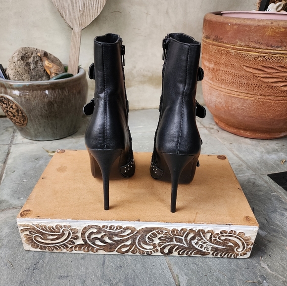 Sassy & Sexy Steve Madden Black Leather Booties - Picture 10 of 12